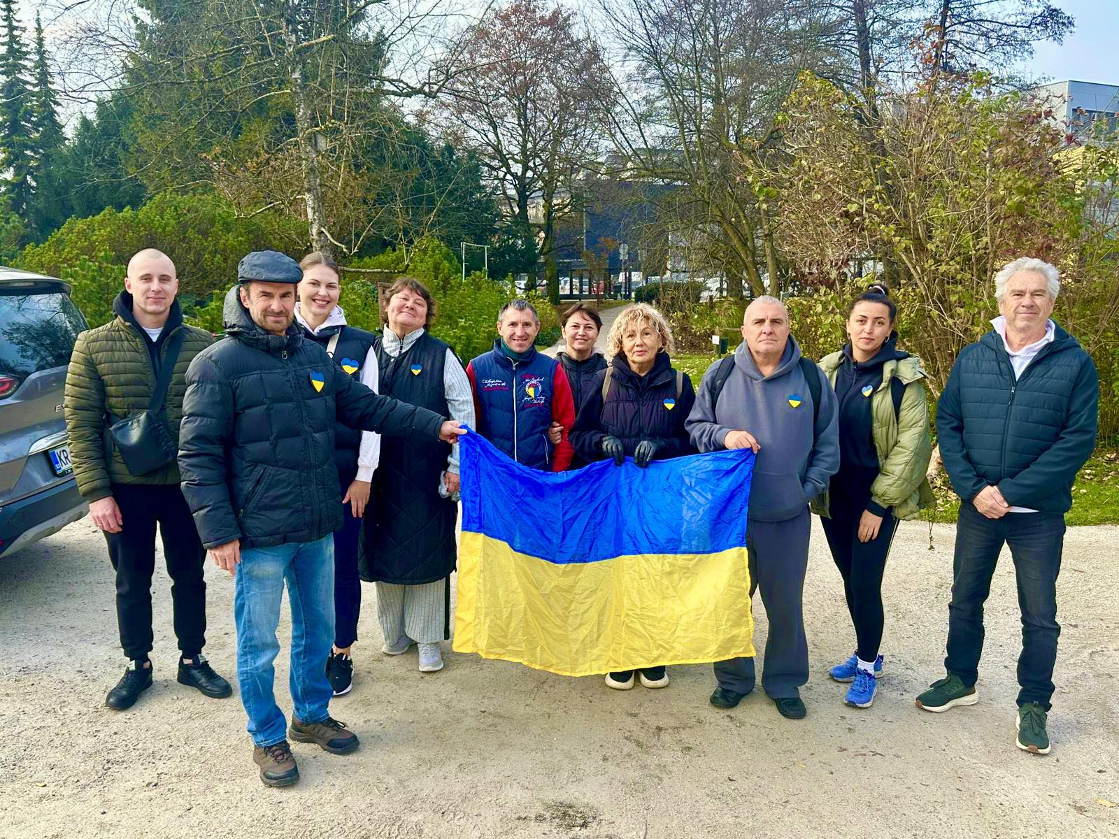 Члени товариства Разом та представники української громади на суботнику в Люблянському ботанічному саду